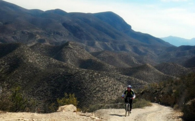  在塞拉戈达山上骑行 